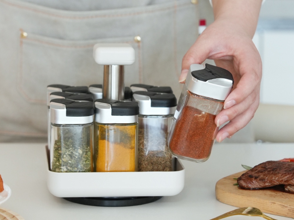 Brillance économisant de l'espace Comment un étagère d'épices tournant maximise les petites cuisines